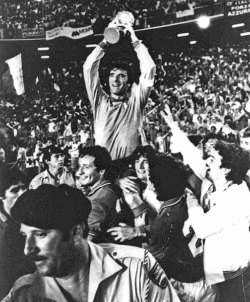 Decisamente pi vecchio, era Dino Zoff nel 1982, quando l&#39;Italia vinse i Mondiali di Spagna con lui in porta. Ap